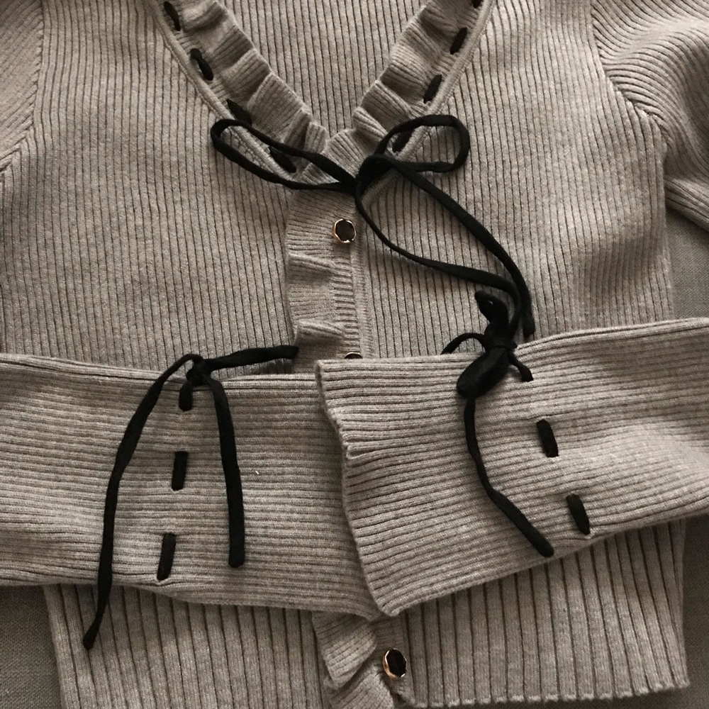 Gray Ribbed Knit Pullover - Picture 5 of 8